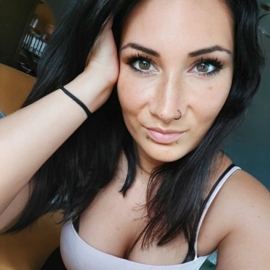 mona_cry