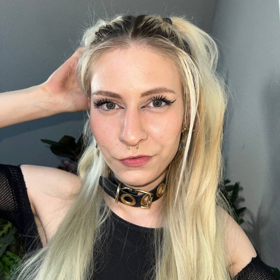 kinky_nora