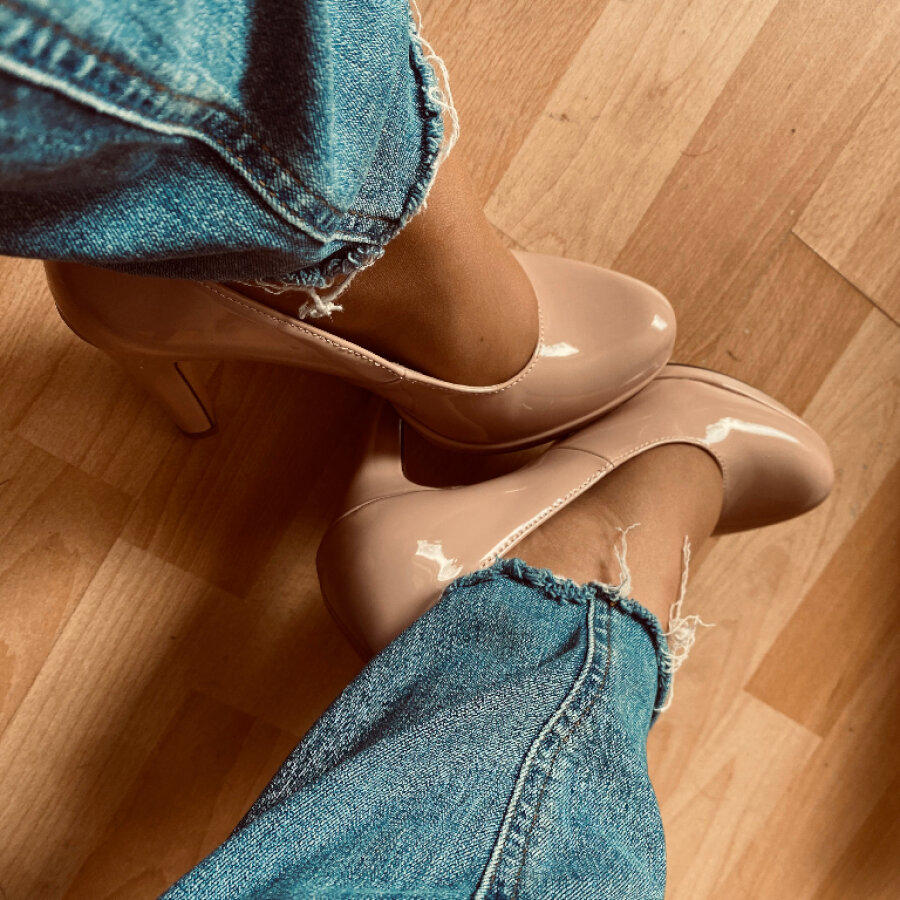 sellingsocksgirl – 4Based Creator