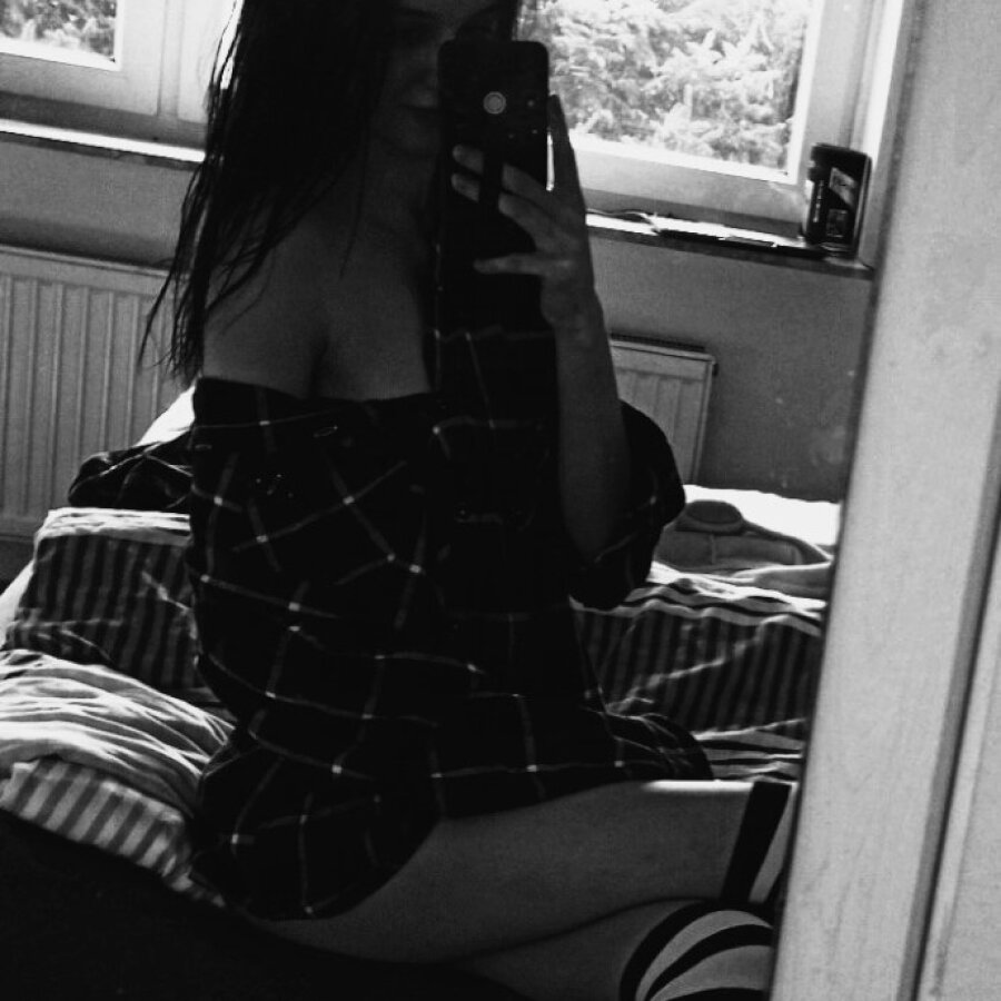 lia_hen cover