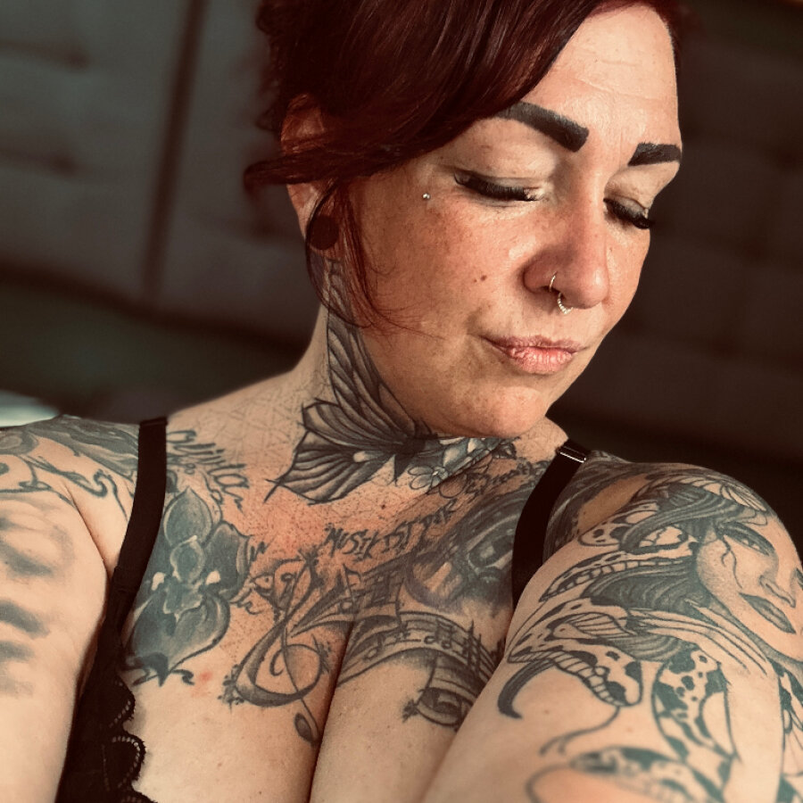 curvyanina210 – 4Based Creator